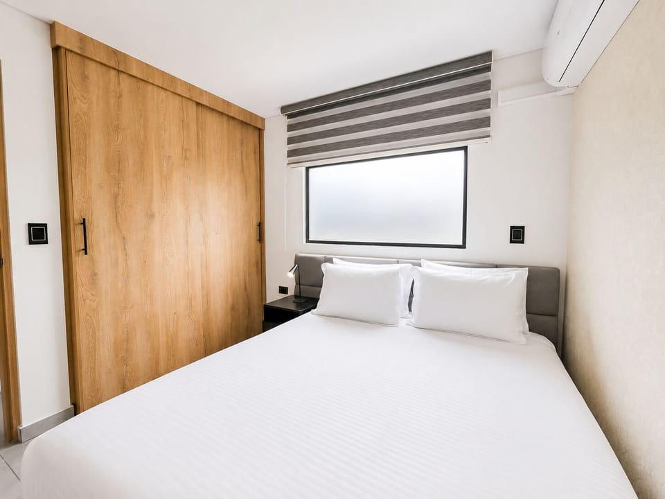 Deluxe Apartment | Blackout drapes, iron/ironing board, WiFi (free), bed sheets