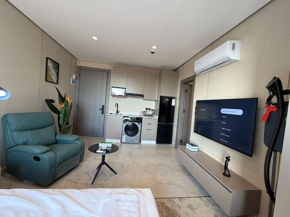 Apartment, 1 Bedroom, Accessible, Smoking | Living room