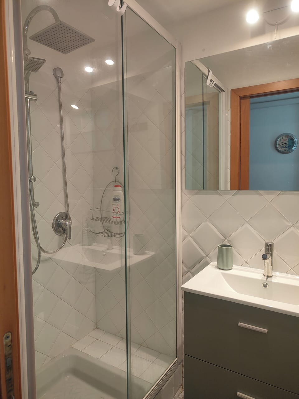 Apartment, Kitchen, City View | Bathroom | Shower, free toiletries, hair dryer, towels