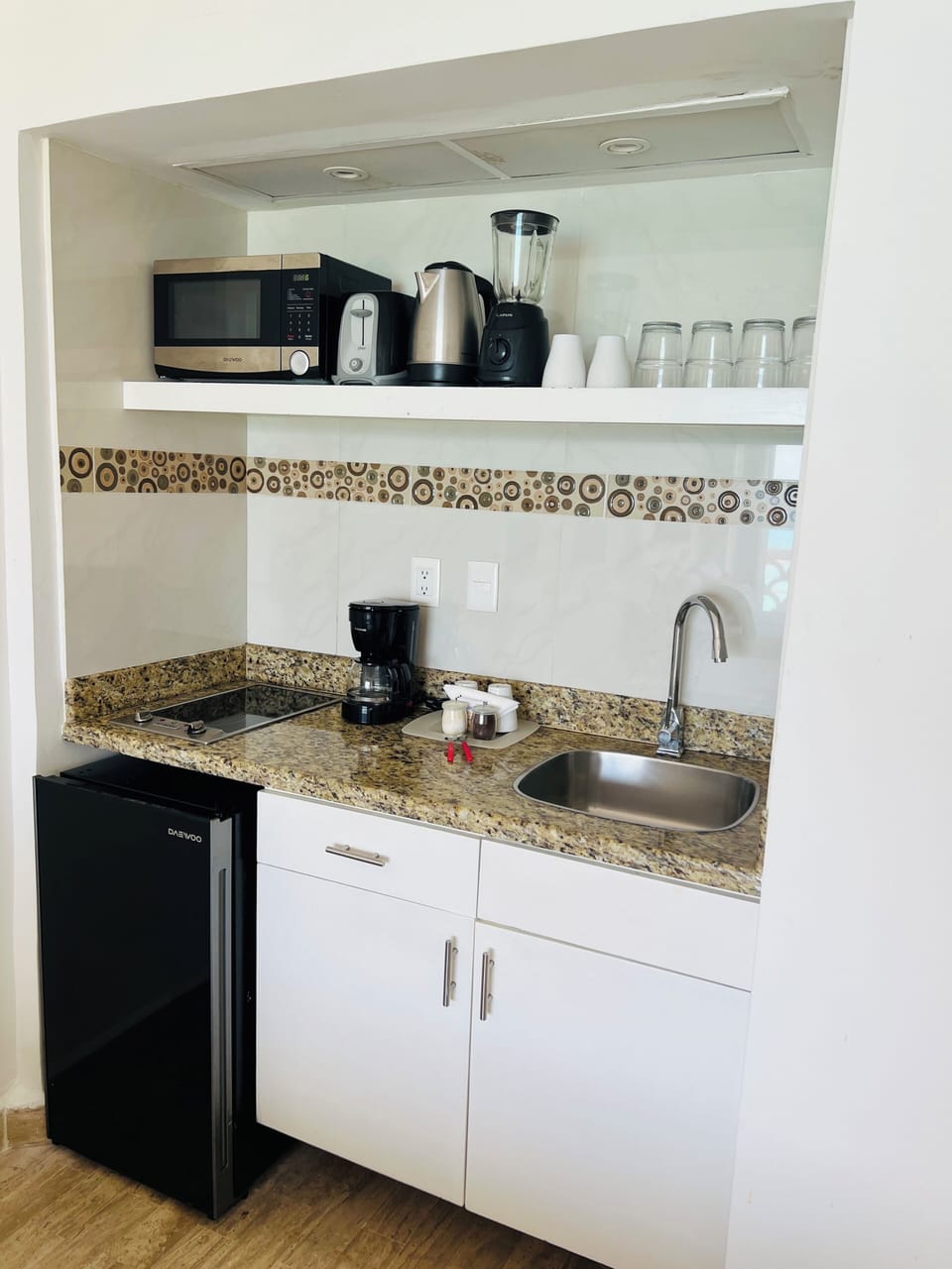 Deluxe Studio, Balcony, Sea View | Private kitchen