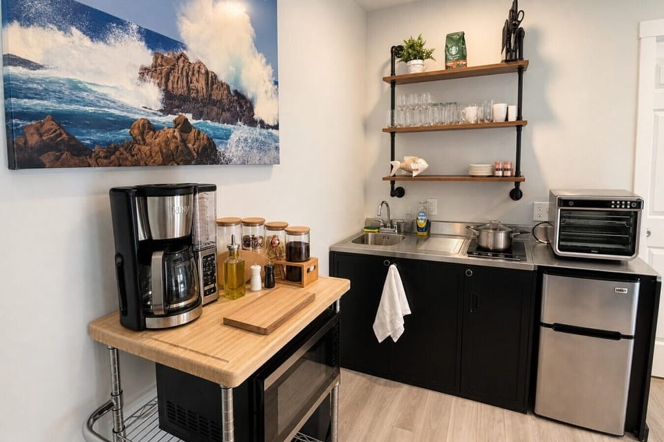 Coffee station and kitchenette. Loads of great places to walk too rigth from here for full service meals or take out.