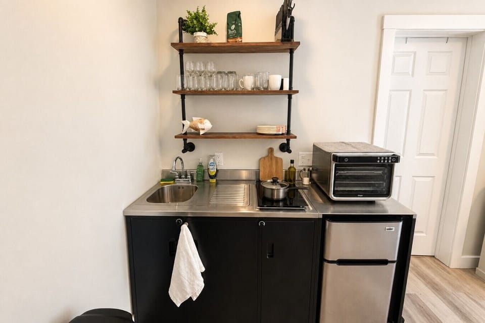 Kitchenette, 2 burners, pots, pans, toaster oven, mini fridge