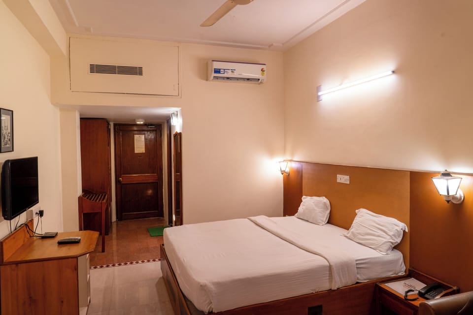 Classic Room | In-room safe, iron/ironing board, free WiFi