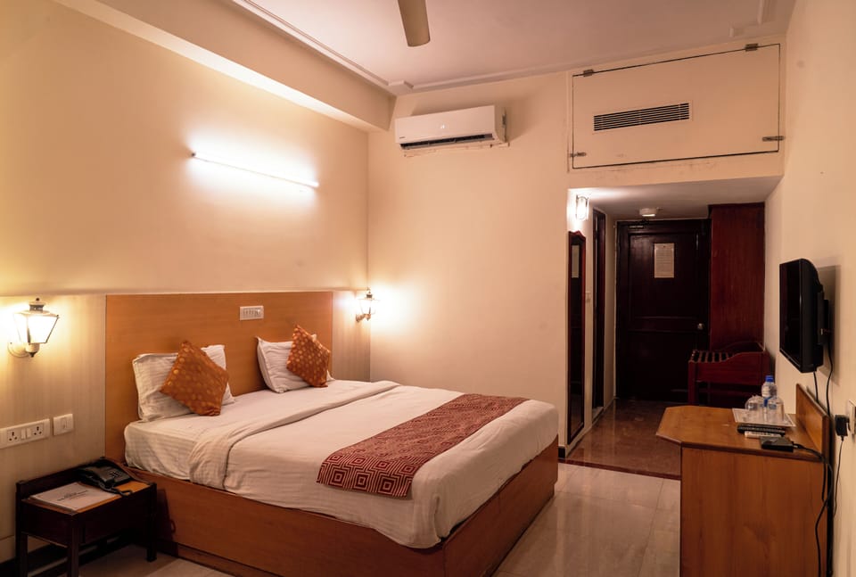 Deluxe Room | In-room safe, iron/ironing board, WiFi (free)