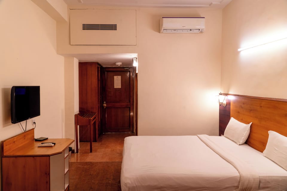 Classic Room | In-room safe, iron/ironing board, free WiFi