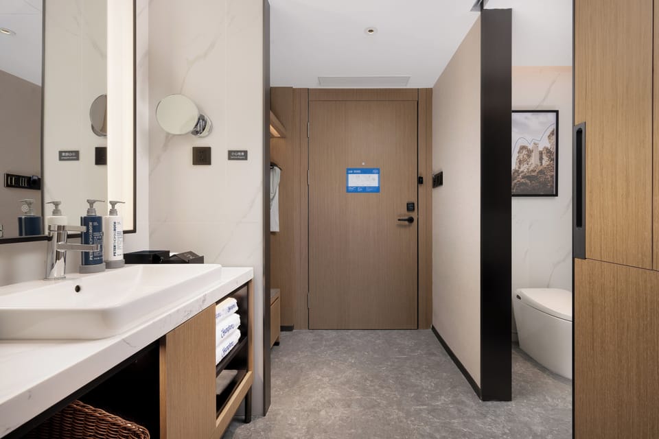 Business Studio Suite, Mountain View | Bathroom | Shower, rainfall showerhead, free toiletries, hair dryer