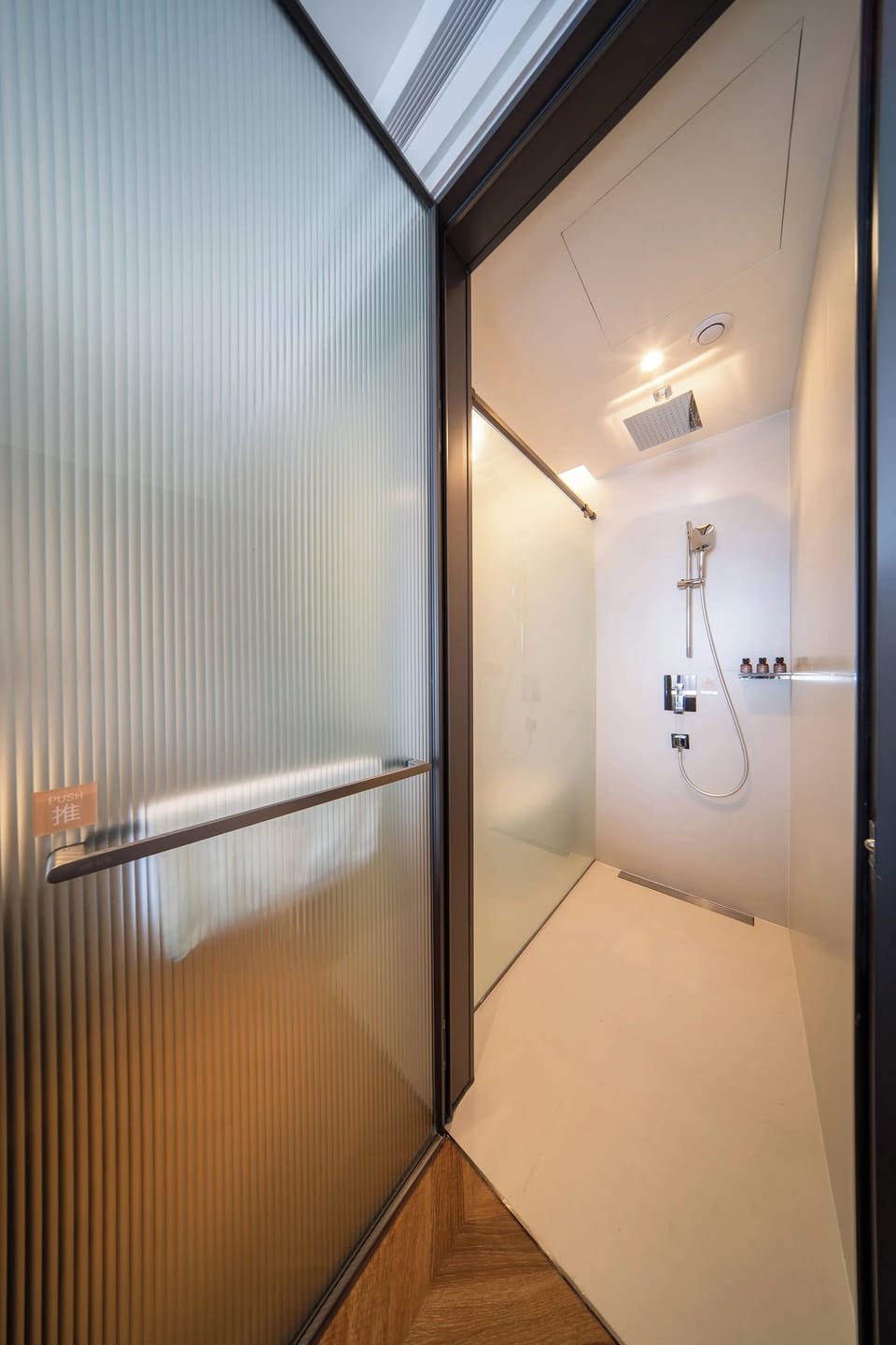 Superior Double Room | Bathroom | Shower, free toiletries, hair dryer, slippers