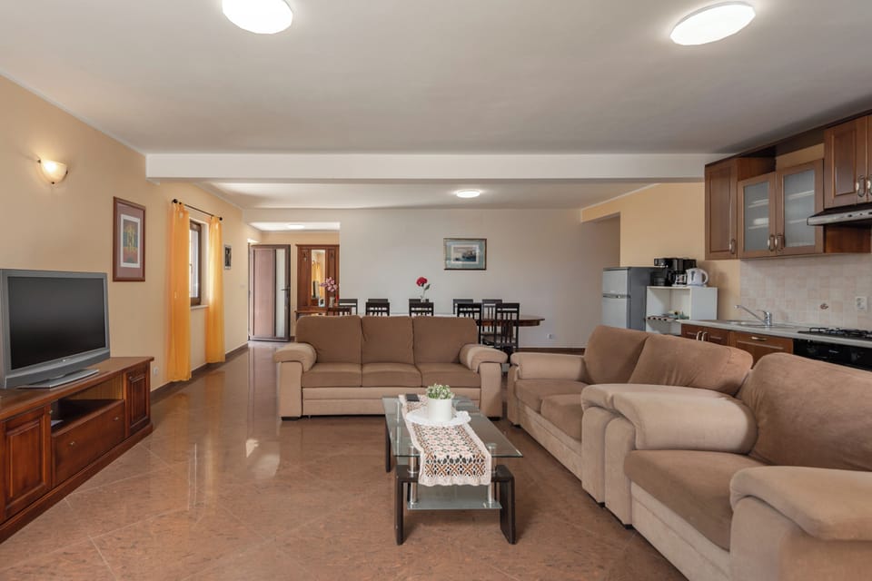 Family House, 4 Bedrooms, Fireplace (Pool House Suzi in Heart of Istria) | Living area