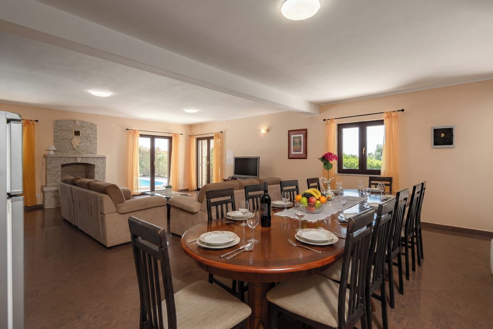 Family House, 4 Bedrooms, Fireplace (Pool House Suzi in Heart of Istria) | Dining