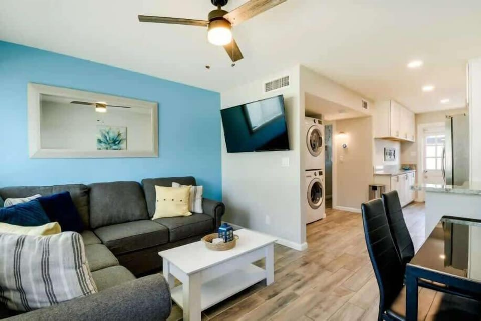 Family Room at (Damas)