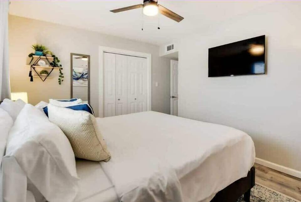 Bedroom 2. smart tv 43" (Damas) 