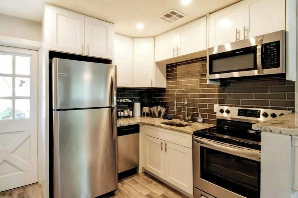 fully equipped kitchen 