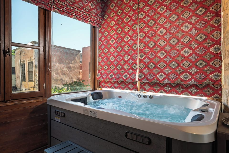 Ikaros Luxury Suite with In-Room Hot Tub 1st floor | In-room safe, free WiFi