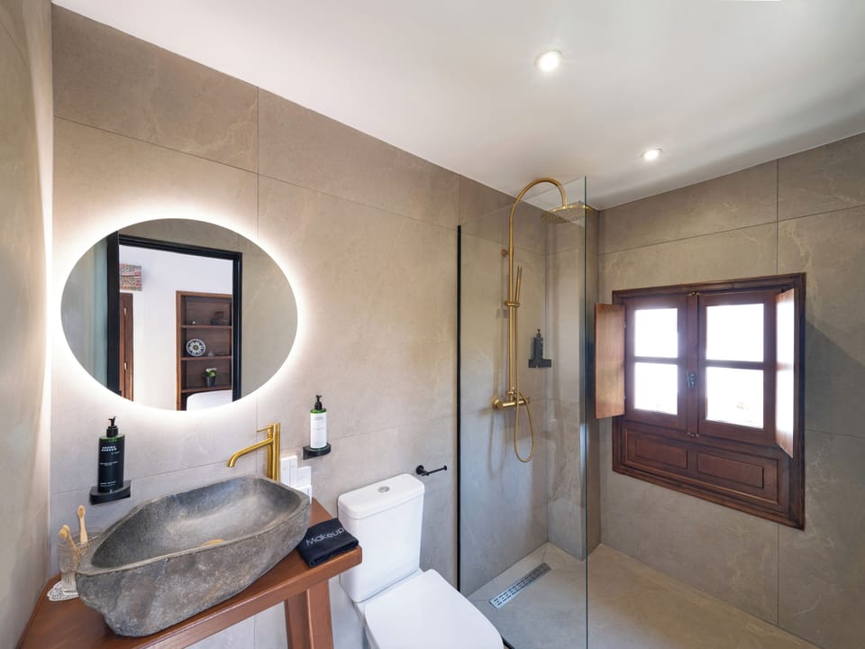 Helios Luxury Suite with Outdoor Hot Tub 1st floor | Bathroom | Shower, free toiletries, hair dryer, towels