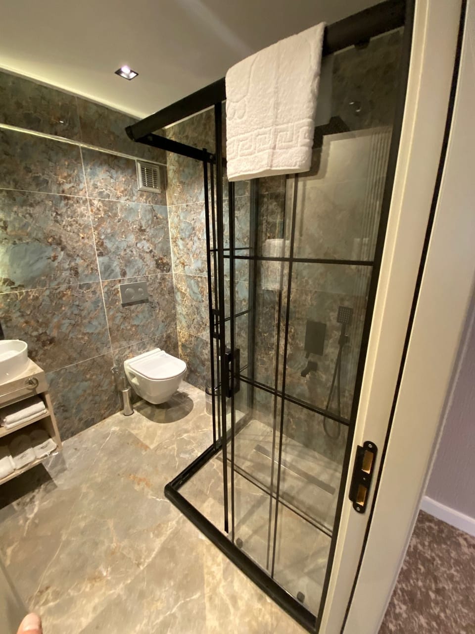 Deluxe Room, City View | Bathroom | Hair dryer, towels, soap, shampoo