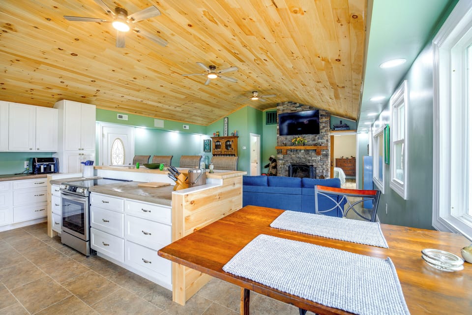 Dining Area | Dishware/Flatware Provided