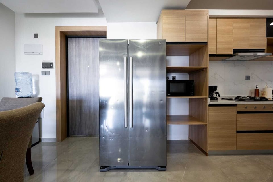 Full-size fridge, microwave, oven, stovetop