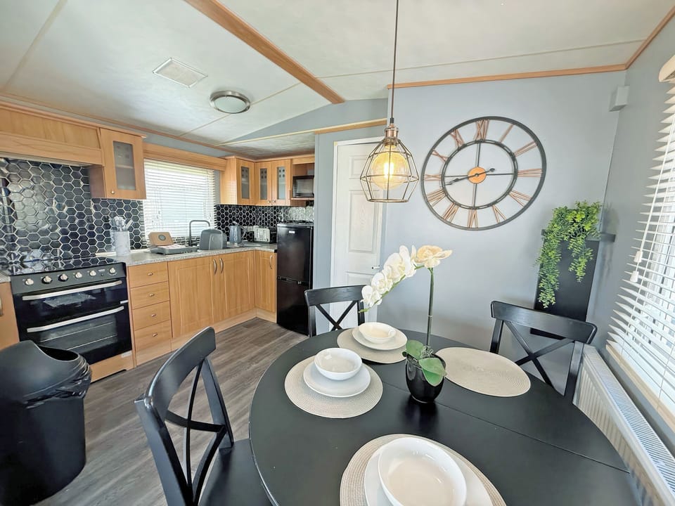 Kitchen/diner | Palm Grove 3 - Golden Palm Resort, Chapel St Leonards