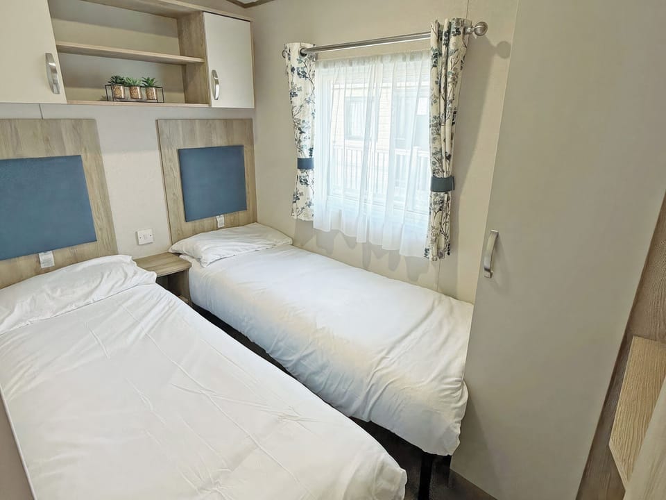 Twin bedroom | Palm Grove 182 - Golden Palm Resort, Chapel St Leonards