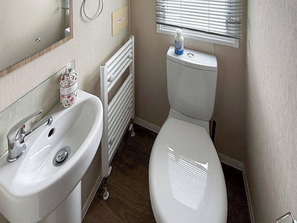 Bathroom | Sunnymede B6 - Sunnymede Caravan Park, Ingoldmells