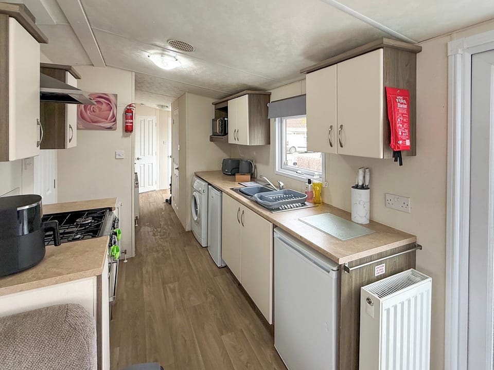 Kitchen | Sunnymede D1 - Sunnymede Caravan Park, Ingoldmells