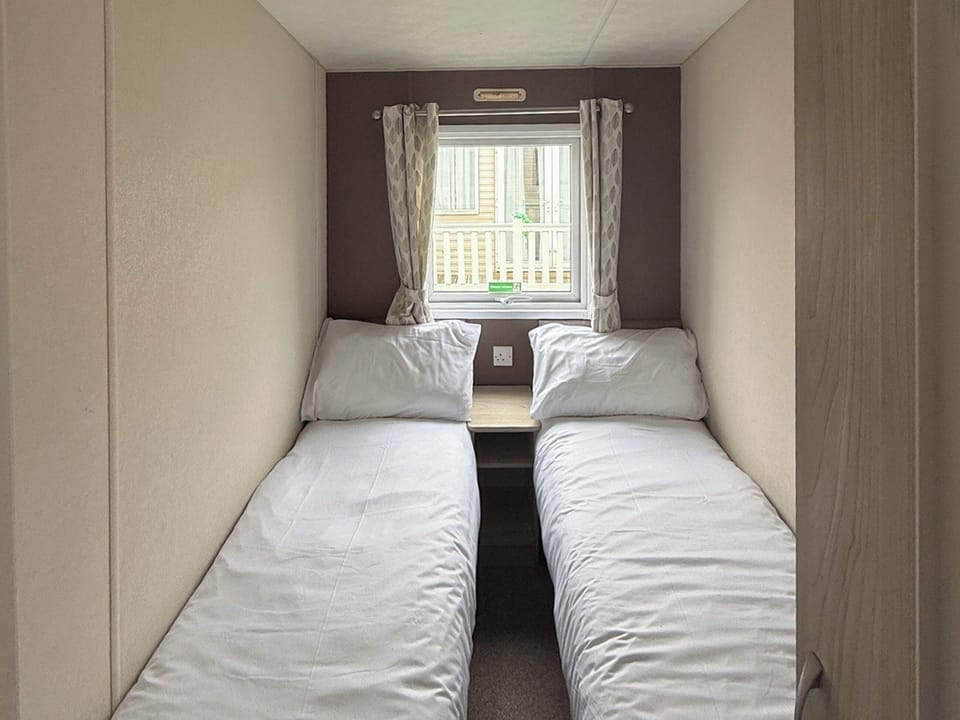 Twin bedroom | Sunnymede D1 - Sunnymede Caravan Park, Ingoldmells