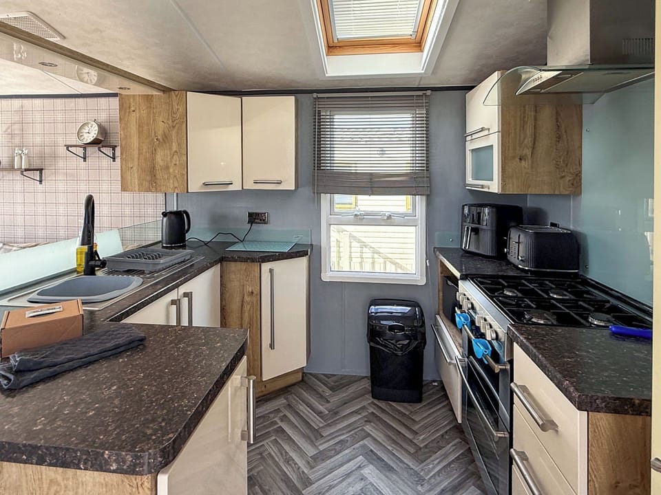 Kitchen | Sunnymede I2 - Sunnymede Caravan Park, Ingoldmells