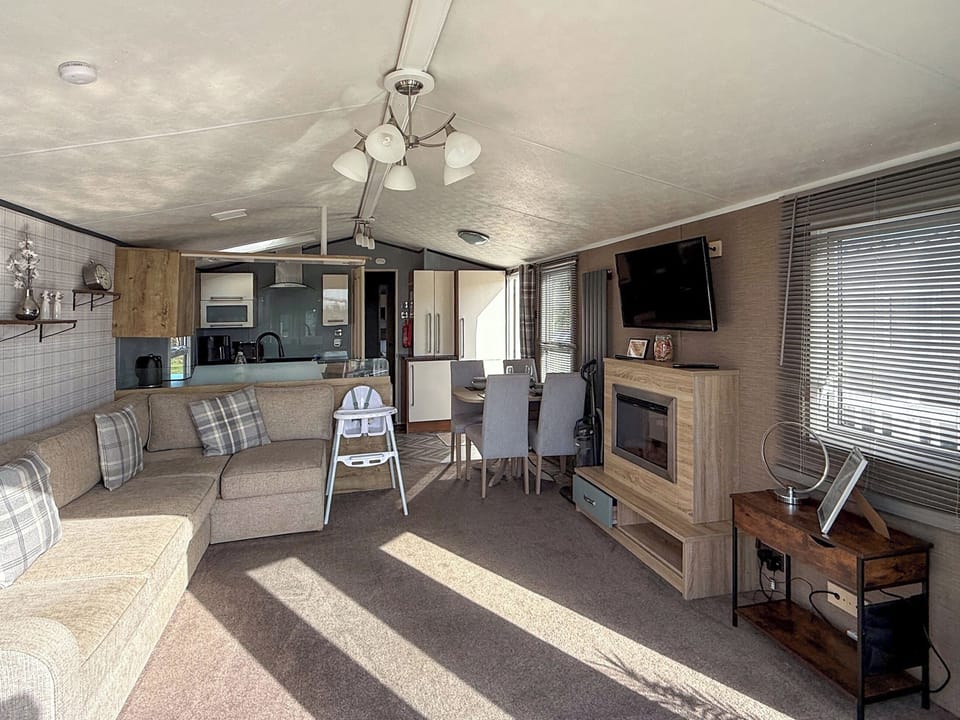Open plan living space | Sunnymede I2 - Sunnymede Caravan Park, Ingoldmells