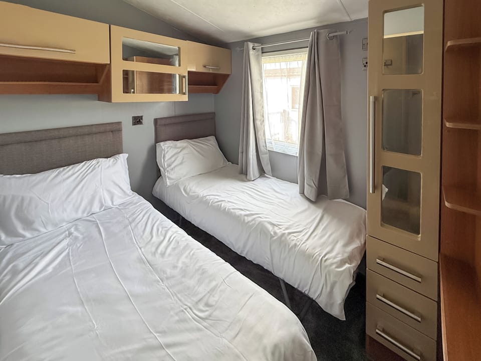 Twin bedroom | Sunnymede I2 - Sunnymede Caravan Park, Ingoldmells