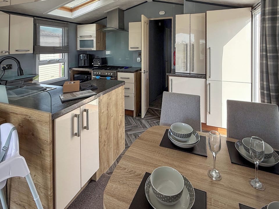 Kitchen/diner | Sunnymede I2 - Sunnymede Caravan Park, Ingoldmells