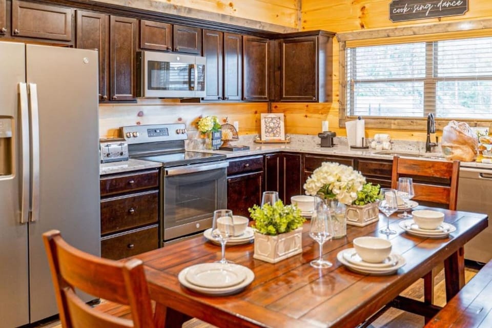 Dining Room: Enjoy delightful meals in this stylish space with rustic charm and modern amenities!