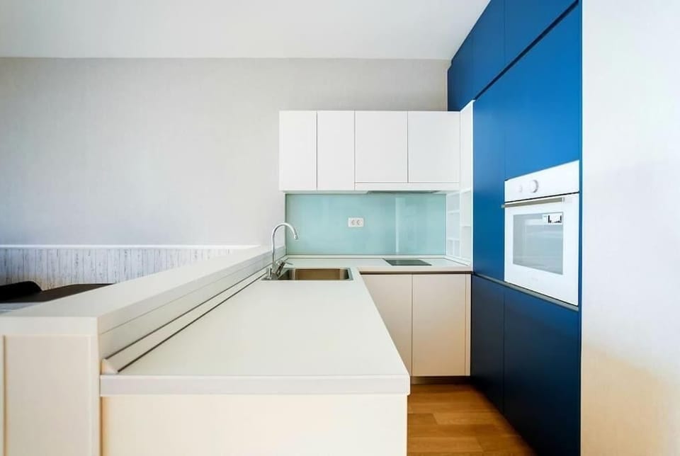 Deluxe Apartment, Lanai, City View | Private kitchen