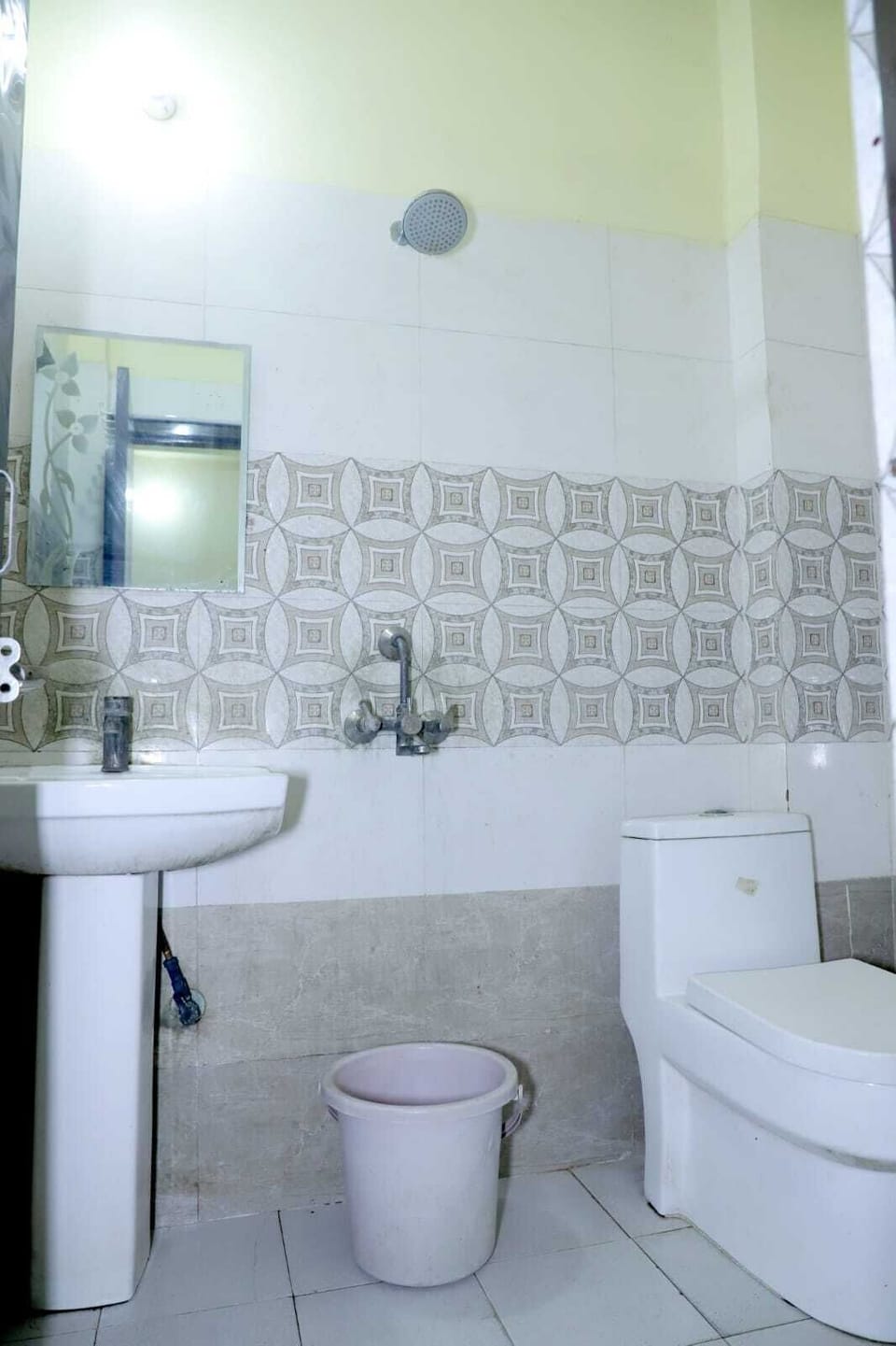 Classic Triple Room | Bathroom | Shower, free toiletries, towels