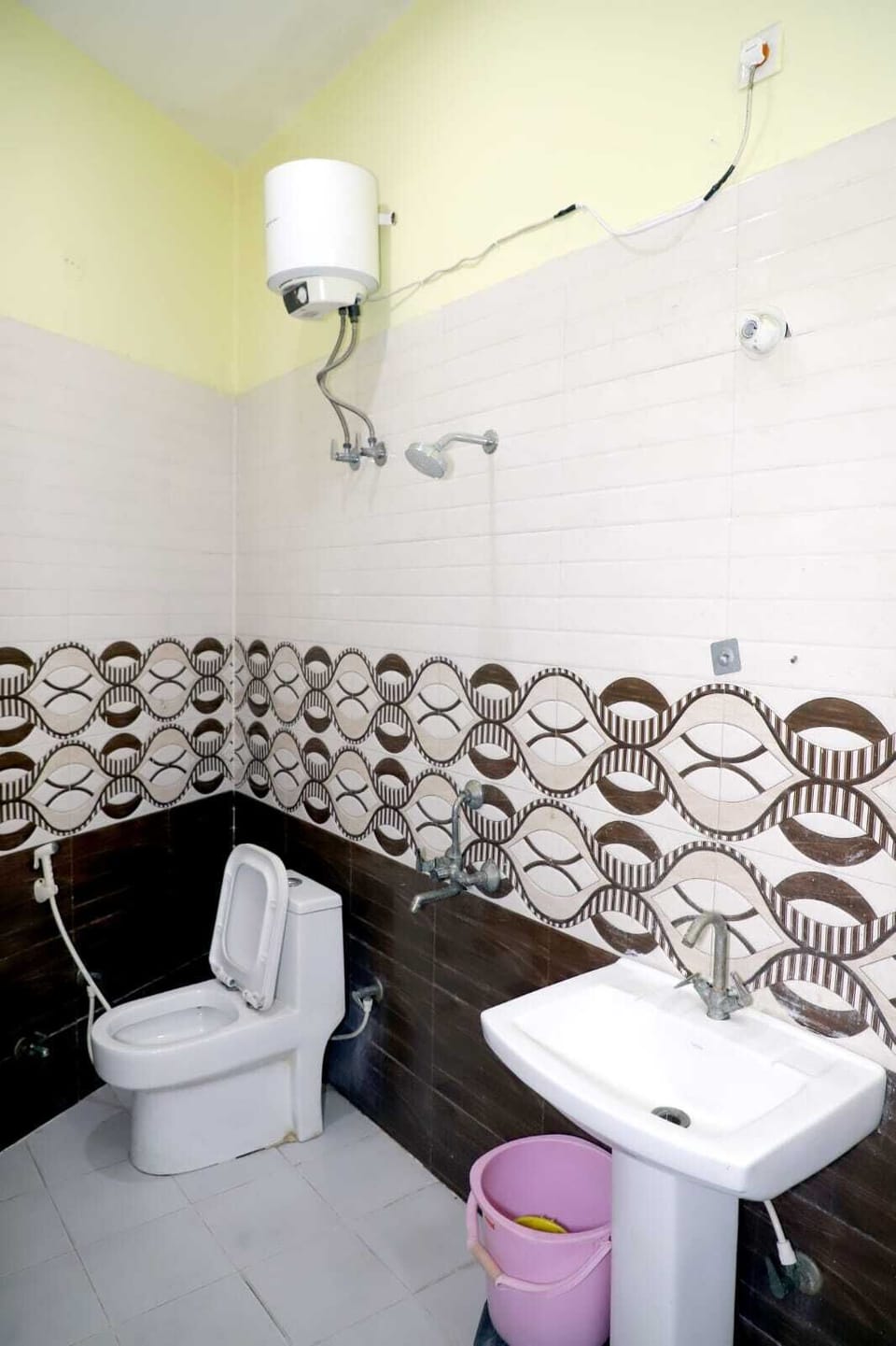 Deluxe Double Room | Bathroom | Shower, free toiletries, towels