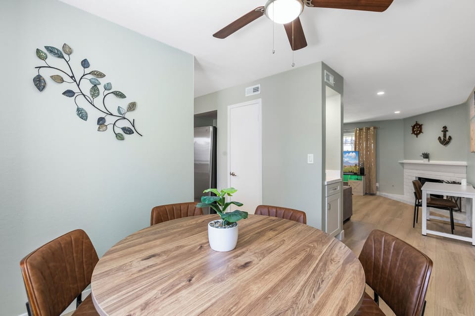 Dining area for 6