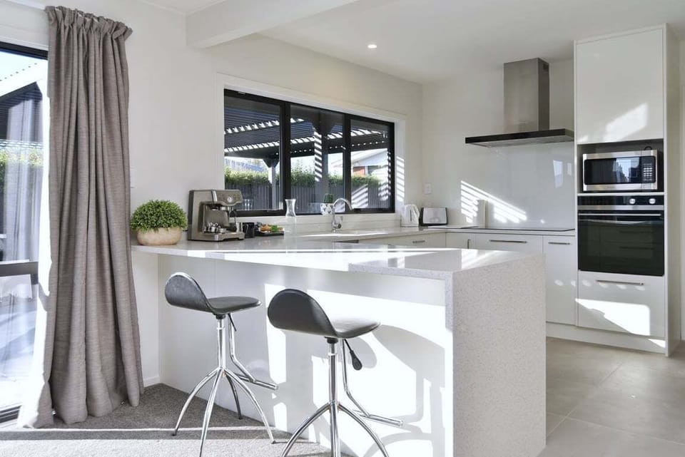 Pull up a stool at the breakfast bar while the coffee goes on.