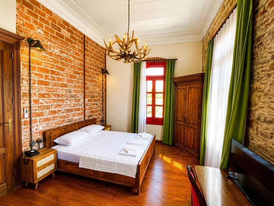 Deluxe Room | Desk, laptop workspace, bed sheets