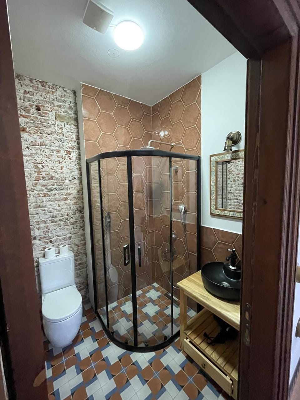 Deluxe Room | Bathroom | Shower, hair dryer, towels, shampoo