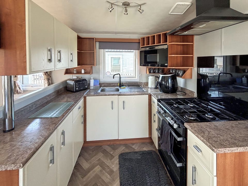 Kitchen | Sunnymede B8 - Sunnymede Caravan Park, Ingoldmells