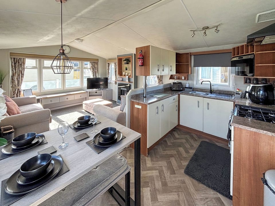 Kitchen/diner | Sunnymede B8 - Sunnymede Caravan Park, Ingoldmells