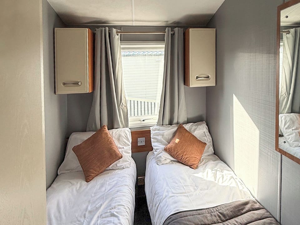 Twin bedroom | Sunnymede B8 - Sunnymede Caravan Park, Ingoldmells