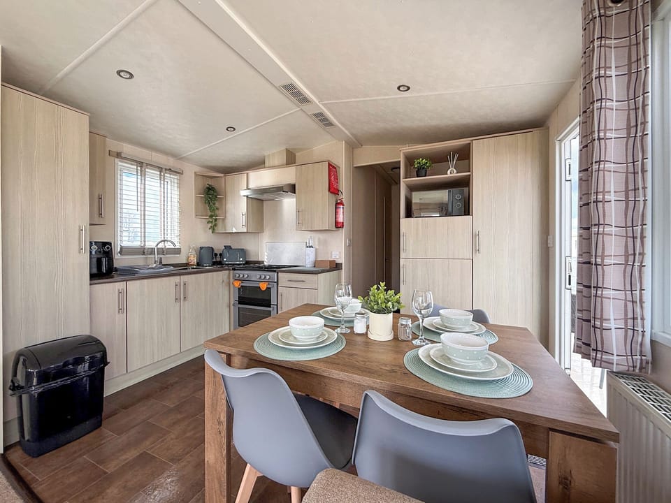 Kitchen/diner | Sunnymede D11 - Sunnymede Caravan Park, Ingoldmells