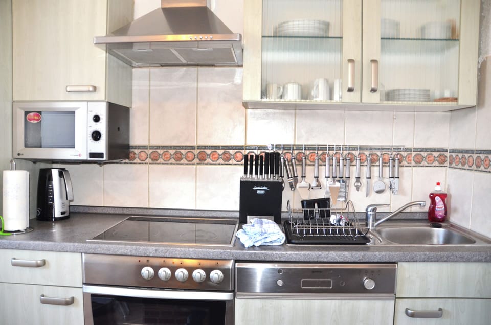 Classic Apartment, Garden View | Private kitchen