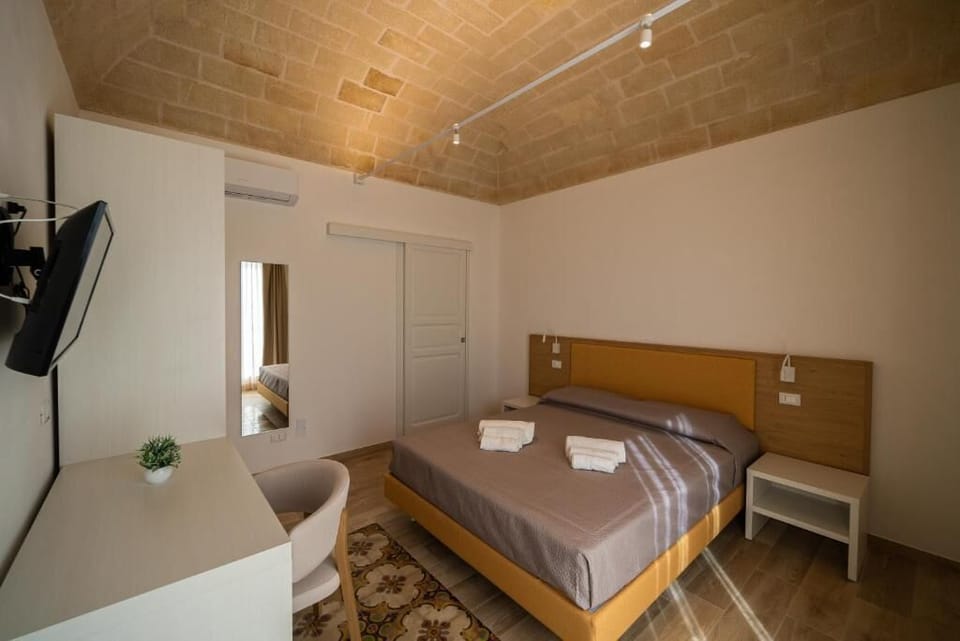 Desk, free WiFi, wheelchair access
