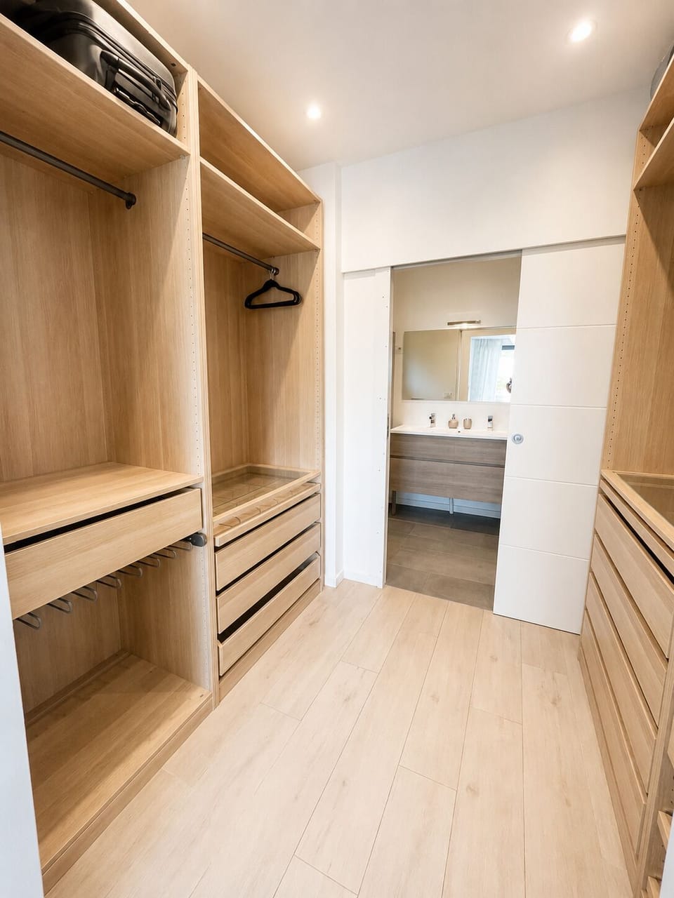 Dressing room and view on the bathroom 1