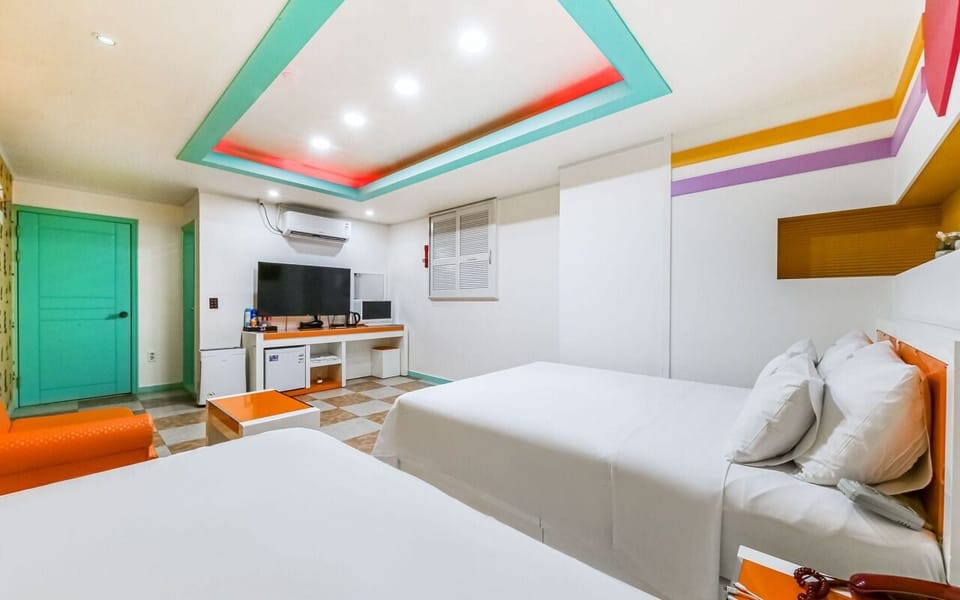Deluxe Twin Room, City View | Desk, laptop workspace, WiFi (free)