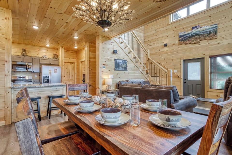 Cabin with a View in the Smoky Mountains "In The Clouds" - Dining room, kitchen, and living room