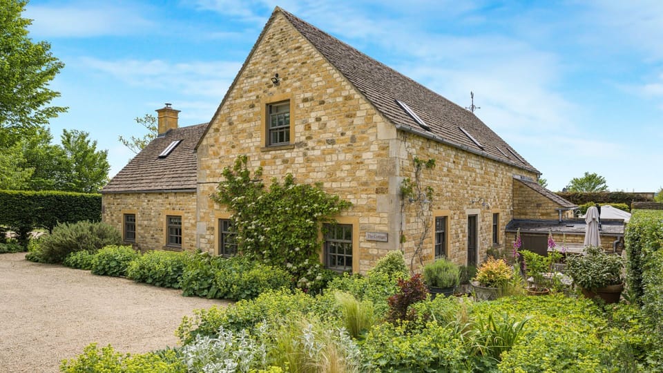 Claytons Cottage has a king-size and twin bedroom perfect for families and a group of friends