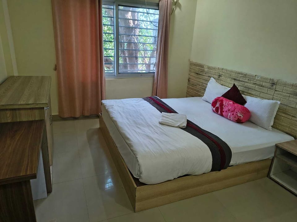 Standard Room | Desk