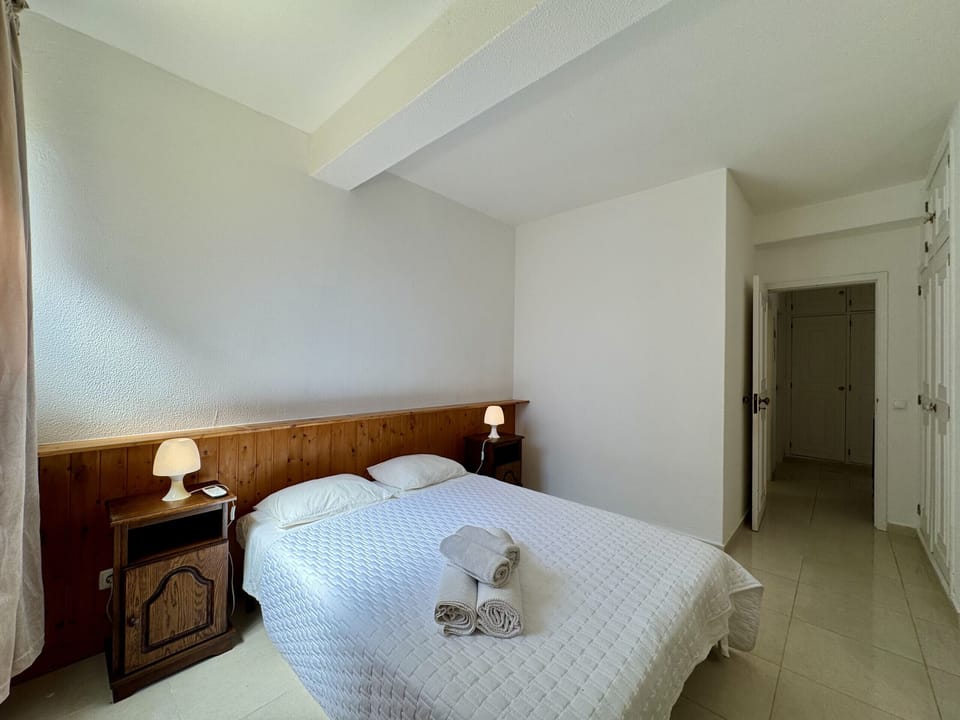 3 bedrooms, bed sheets